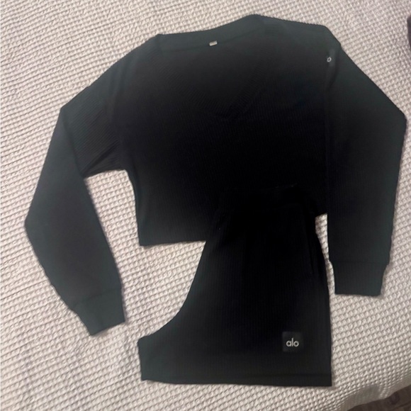 ALO YOGA Muse Ribbed V-neck Pullover Top and shorts - Picture 3 of 3